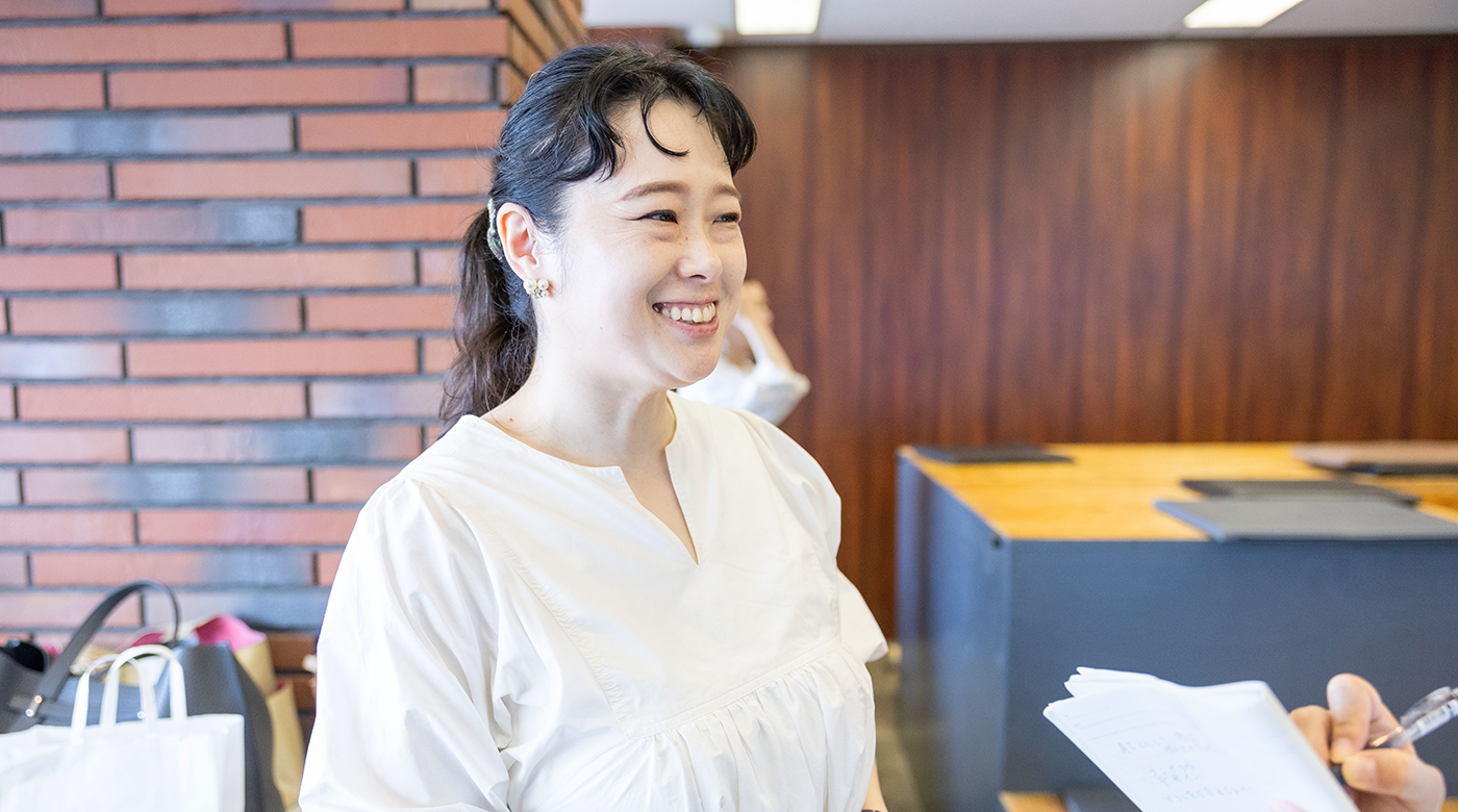 ワークショップを終えて笑顔を見せる女性