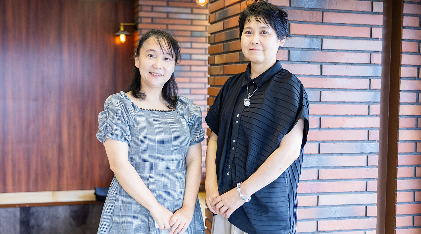 石井未津子さん(左)と小川雅子さん
