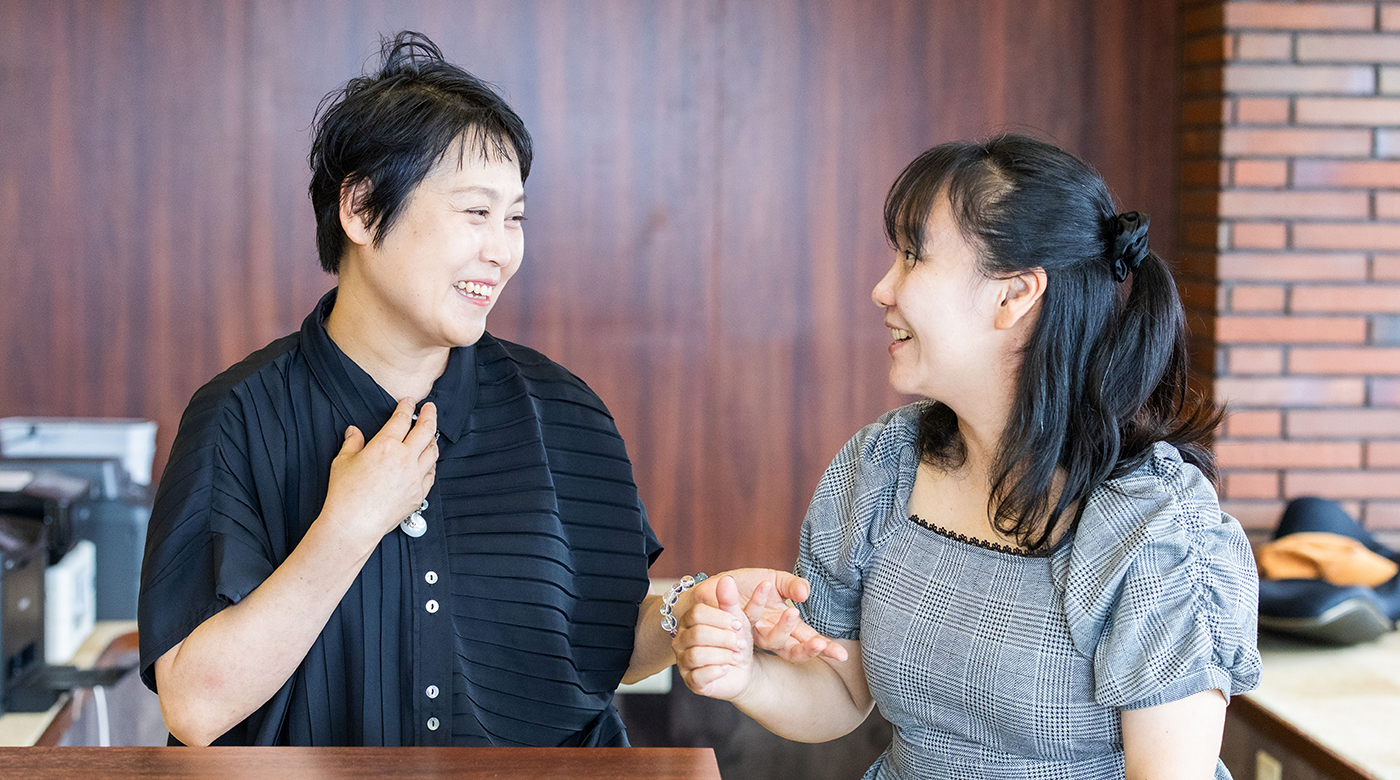 小川雅子さん(左)と石井未津子さん