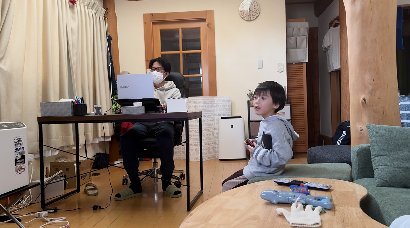 在宅で動画編集をする「二か月のパパ」さん(左)と息子のおうきくん