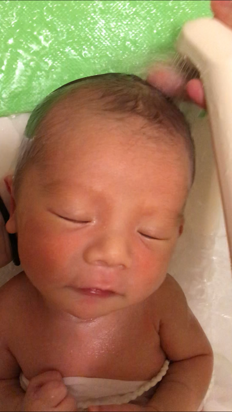 生後2カ月のころ、沐浴(もくよく)中のおうきくん