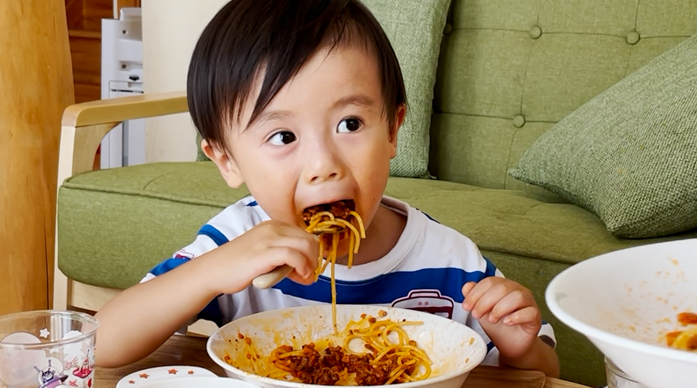 パパ手作りのミートソースパスタに「おいしい!」とおうきくん