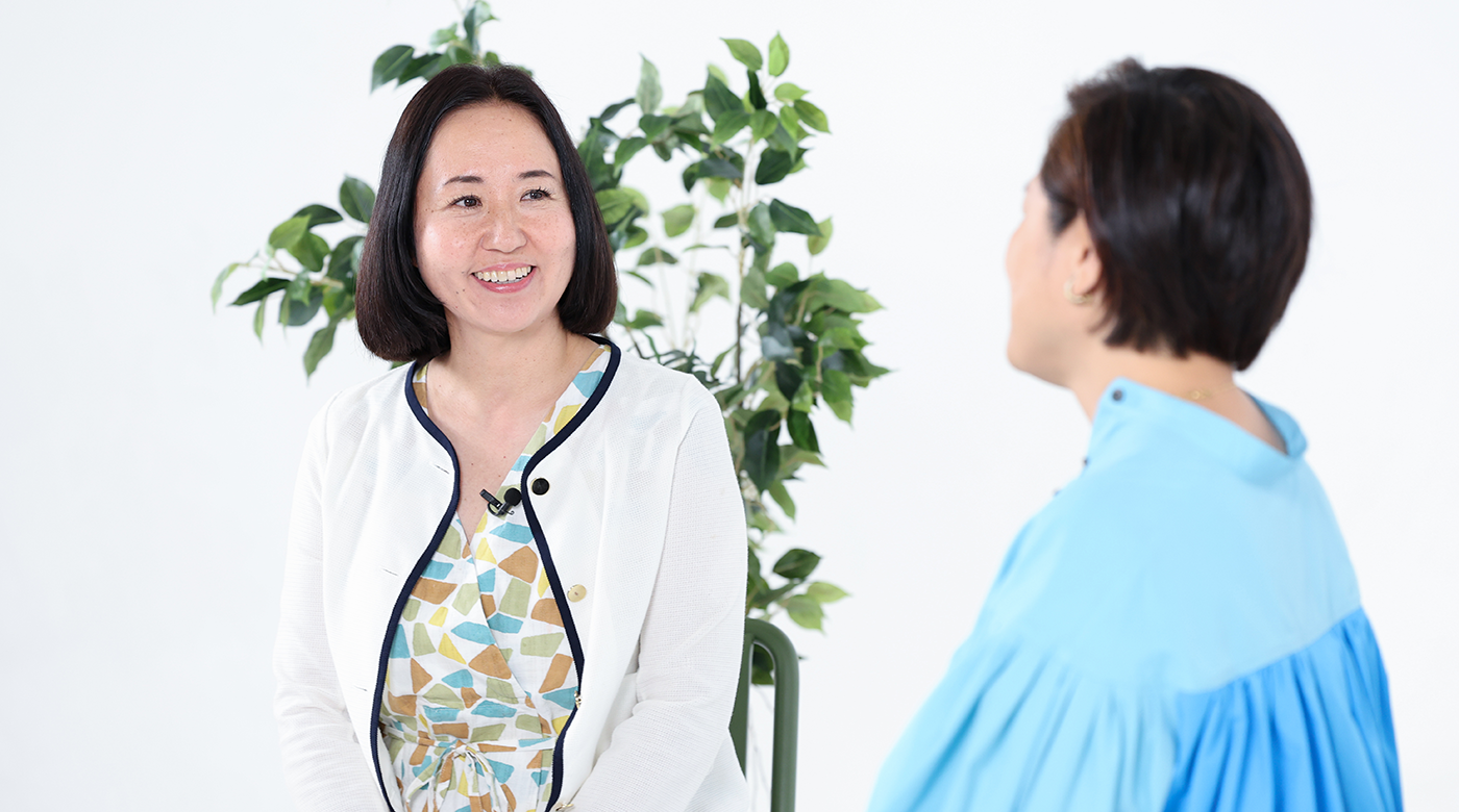 対談する青木さやかさんと吉岡マコさん